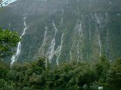 ミルフォードラック特有の無数の滝