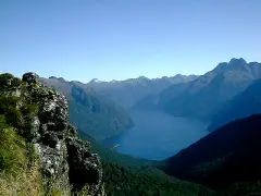 テアナウ湖の氷河谷を見下ろす