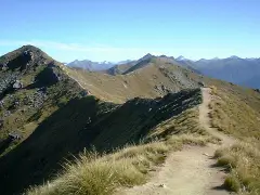 山の稜線を歩くトラック