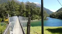 クリントンリバーに架かる吊り橋