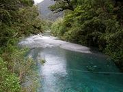 ジャイアントゲートフォールスからのきれいな水の流れ