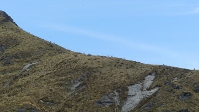 ベンロモンド山の峰を歩く人が分かる